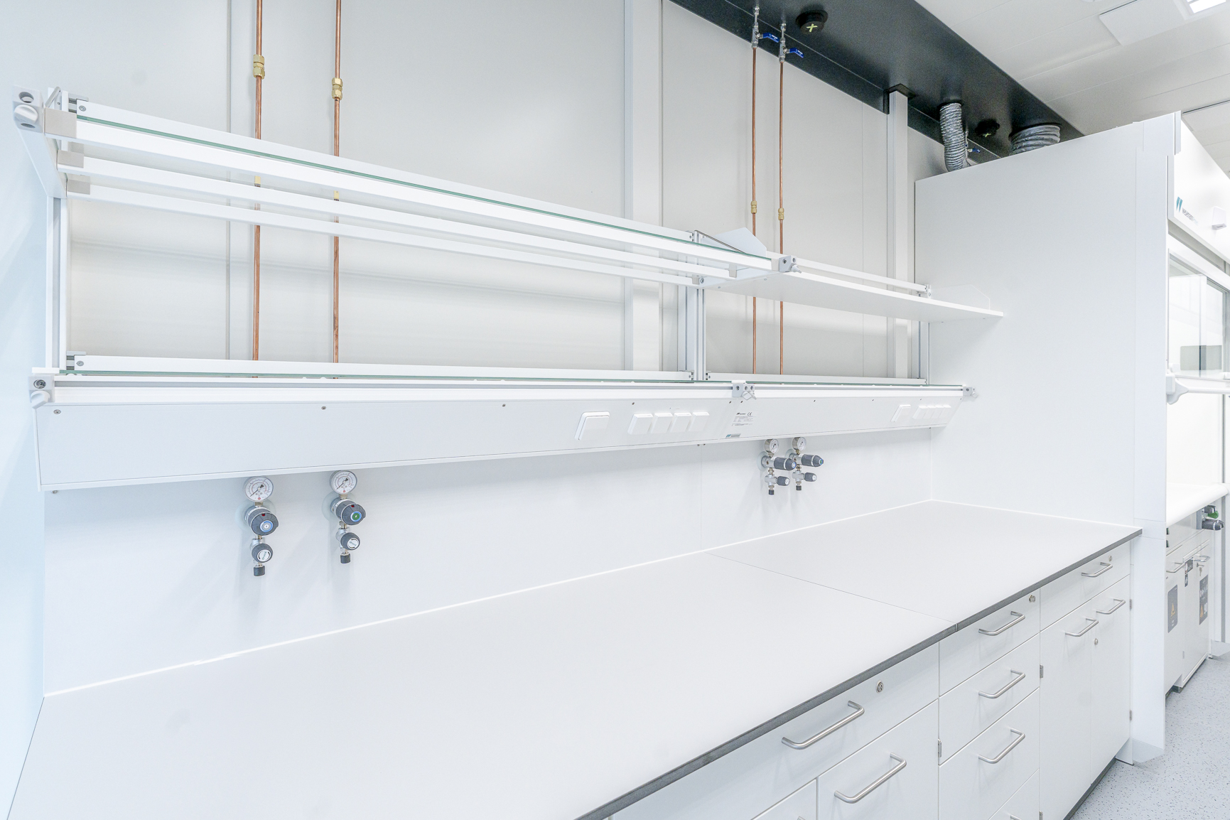 Laborarbeitsfläche mit Gasversorgung, Reagenzglasgestell und Druckreglern