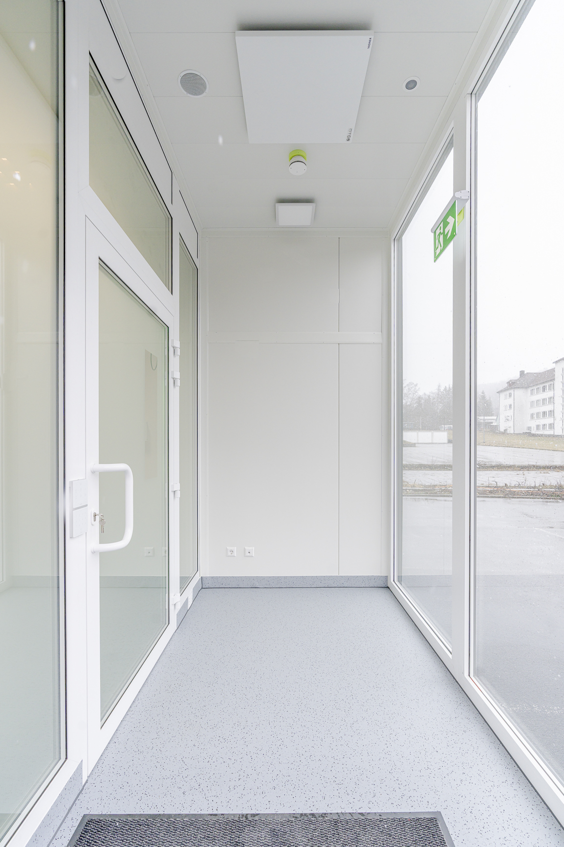 LABtoGO Windfang mit vollverglaster Front, Anti-Panik-Tür und Notausgangsbeschilderung