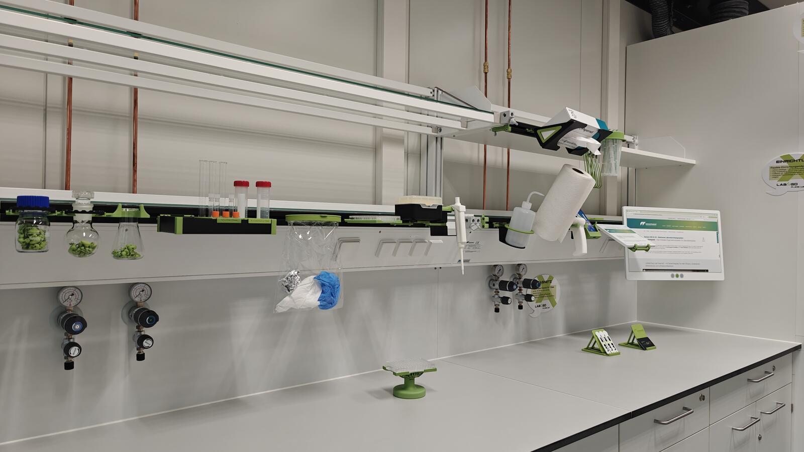 Laborarbeitsfläche im LABtoGO mit Medienversorgung, Reagenzgläsern und Laborgeräten