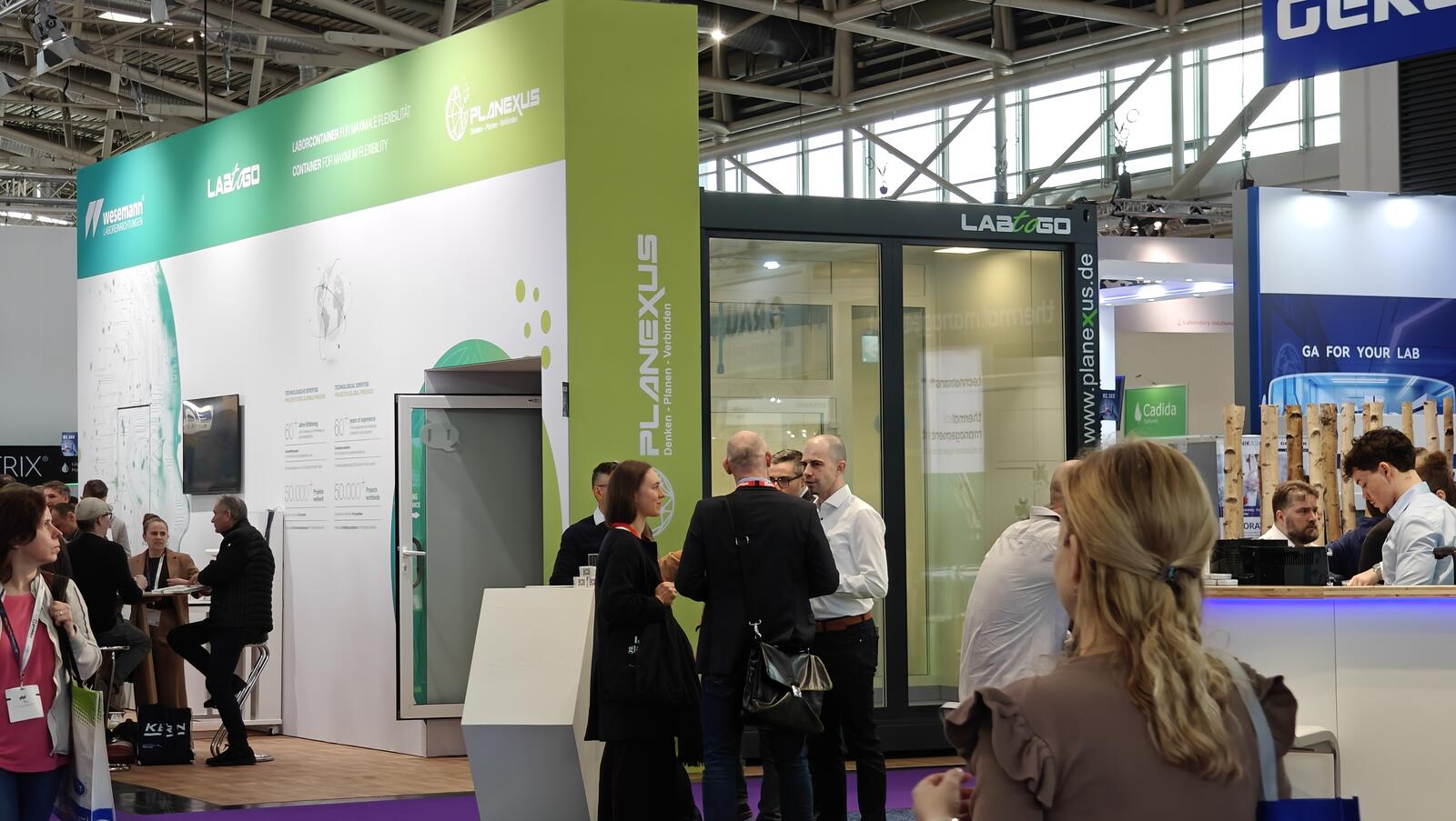 Fachgespräche am Planexus Stand auf der analytica 2026 — Besucher informieren sich über den LABtoGO