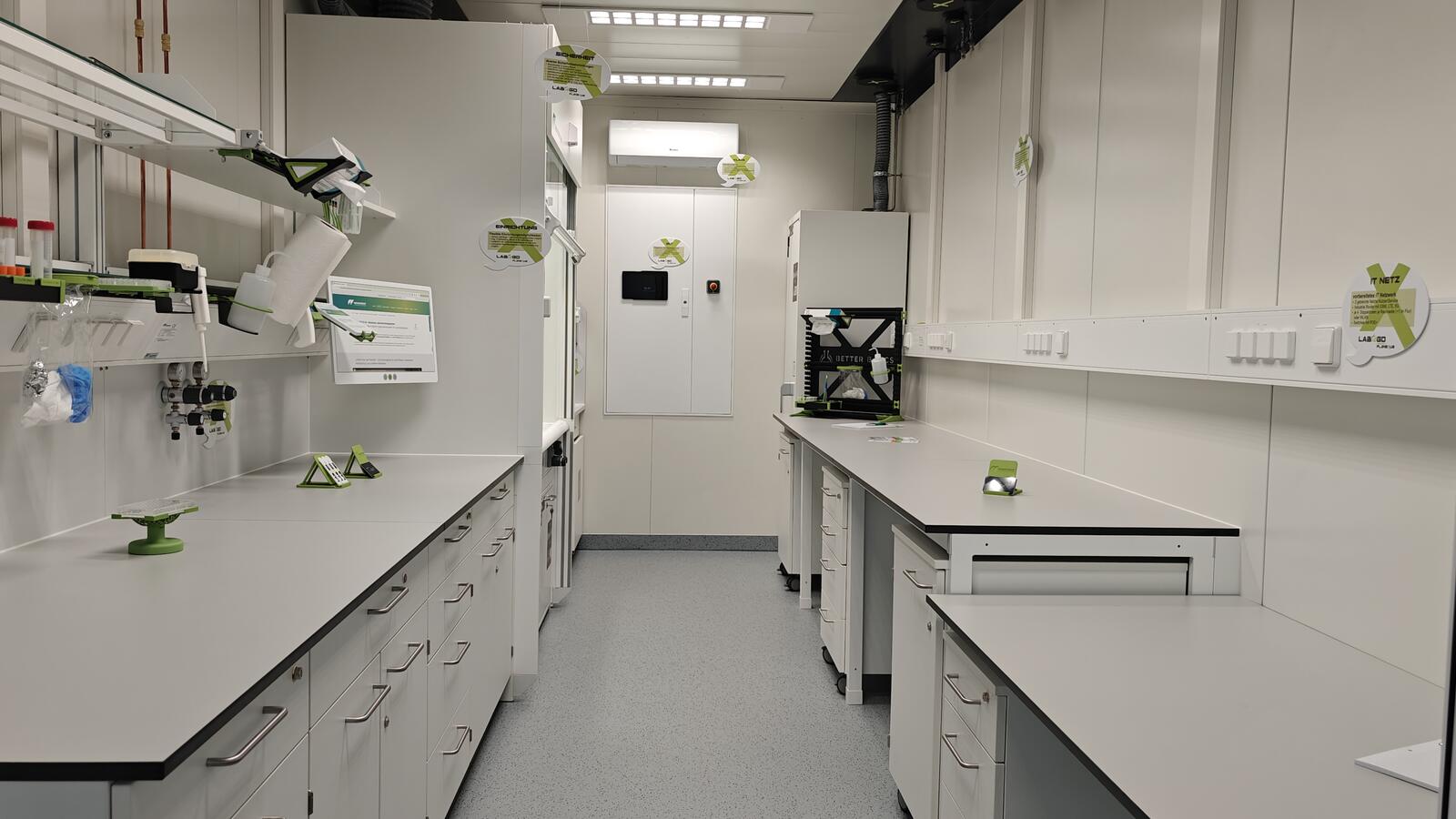 LABtoGO Innenansicht — beidseitige Arbeitsflächen mit vollständiger Laborausstattung