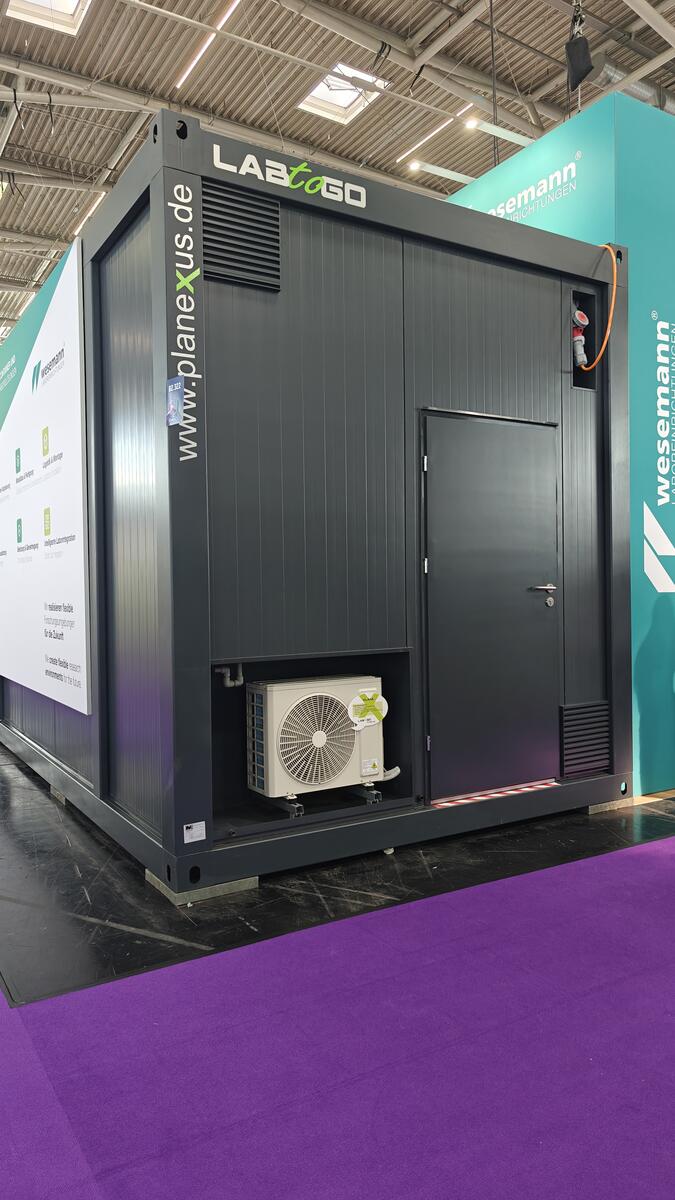 LABtoGO Rückseite auf der analytica 2026 — RAL 7016 Anthrazit mit integrierter Klimaanlage