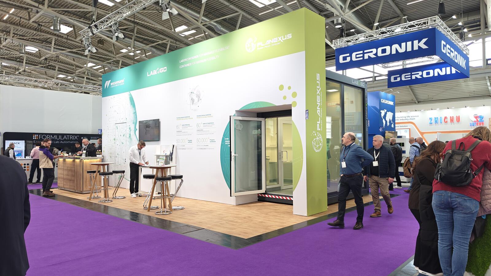 LABtoGO Laborcontainer auf der analytica 2026 — Gesamtansicht des Messestands mit Besuchern