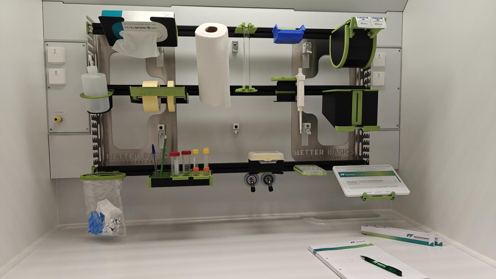 Better Basics Labororganisation im LABtoGO — Wandorganizer mit Laborutensilien