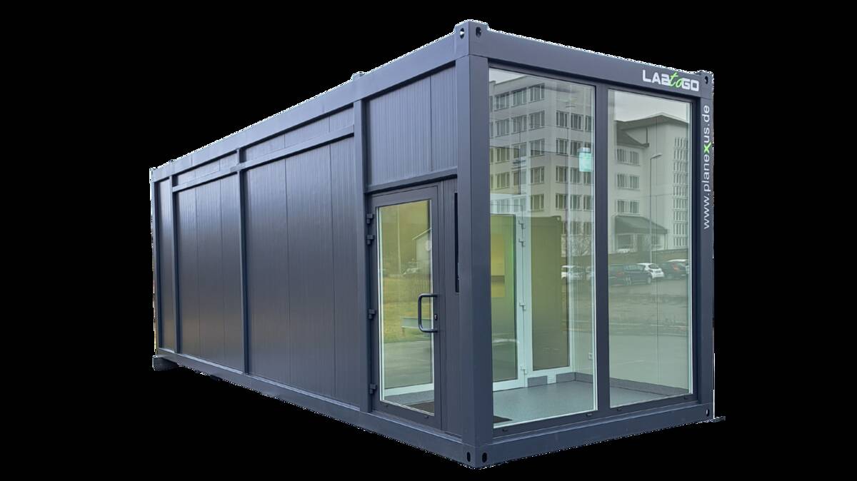 LABtoGO – Der vollwertige Laborcontainer 2.0 von Planexus, Außenansicht in RAL 7016 Anthrazit mit vollverglaster Front
